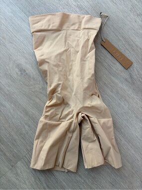 SKIMS Everyday Sculpt Shorts in Sand